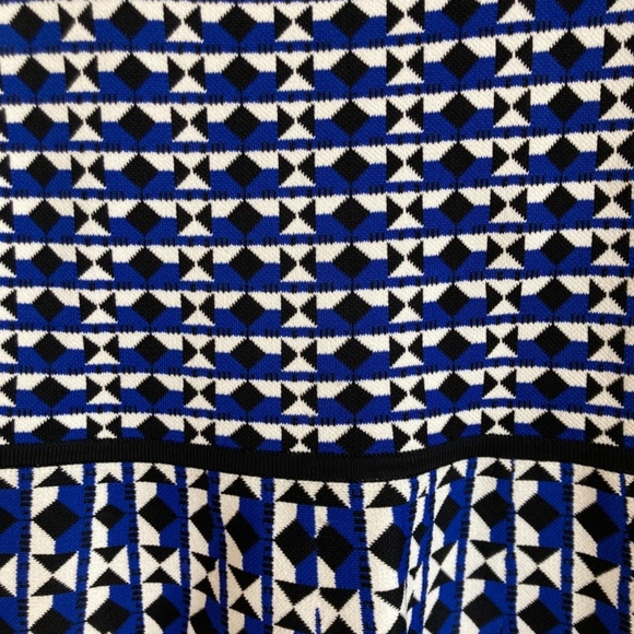 BCBG MAXAZRIA Carolina Geometric Jacquard Dress (xs) - Picture 6 of 7